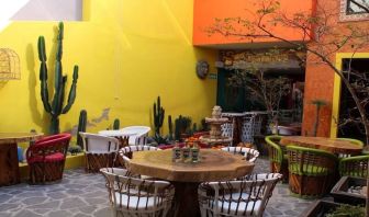 Dining and coworking space at Ekléctic Hotel Boutique.