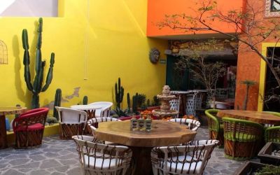 Dining and coworking space at Ekléctic Hotel Boutique.