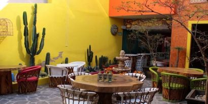 Dining and coworking space at Ekléctic Hotel Boutique.