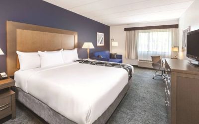 Day use room with work desk and sofa at La Quinta Inn & Suites By Wyndham Philadelphia Airport.
