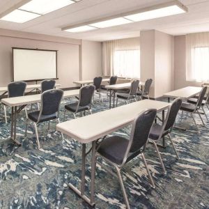 Spacious meeting room at La Quinta Inn & Suites By Wyndham Philadelphia Airport.