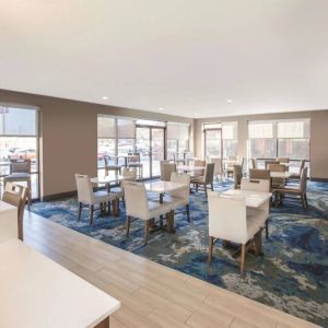 Breakfast area perfect for coworking at La Quinta Inn & Suites By Wyndham Philadelphia Airport.