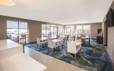 Breakfast area perfect for coworking at La Quinta Inn & Suites By Wyndham Philadelphia Airport.
