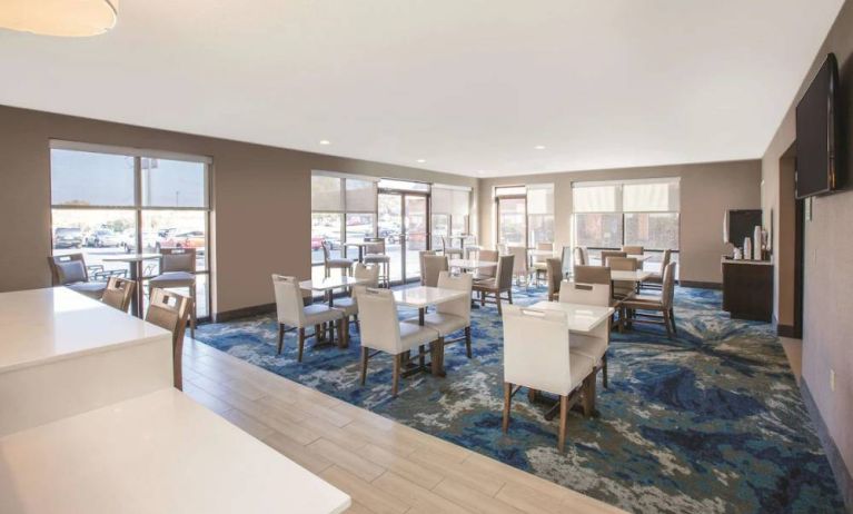 Breakfast area perfect for coworking at La Quinta Inn & Suites By Wyndham Philadelphia Airport.