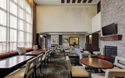 Dining and coworking space at Staybridge Suites Washington D.C.- Greenbelt.