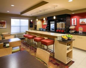 Dining and coworking space at Sonesta Simply Suites Phoenix Scottsdale.