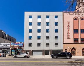 Street parking at Astoria Inn LaGuardia Hotel.