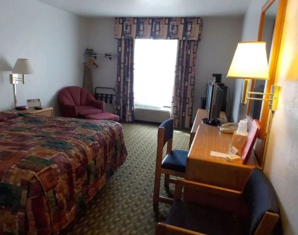 King room with work desk at Norwood Inn & Suites - Roseville.