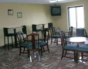 Dining and coworking space at Norwood Inn & Suites - Roseville.