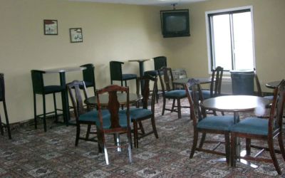 Dining and coworking space at Norwood Inn & Suites - Roseville.