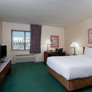 Day use room with work desk at Norwood Inn Statefare Grounds.
