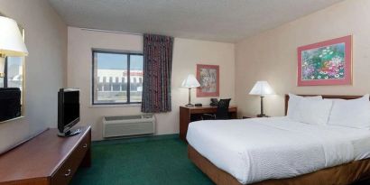 Day use room with work desk at Norwood Inn Statefare Grounds.