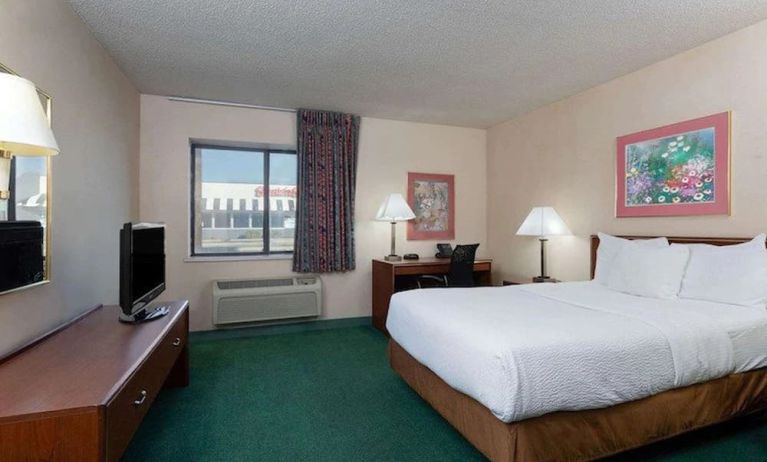 Day use room with work desk at Norwood Inn Statefare Grounds.