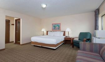 Spacious day use room at Norwood Inn Statefare Grounds.