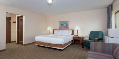 Spacious day use room at Norwood Inn Statefare Grounds.