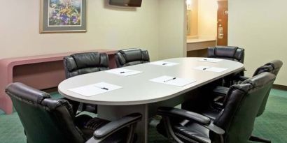 Meeting room at Norwood Inn Statefare Grounds.
