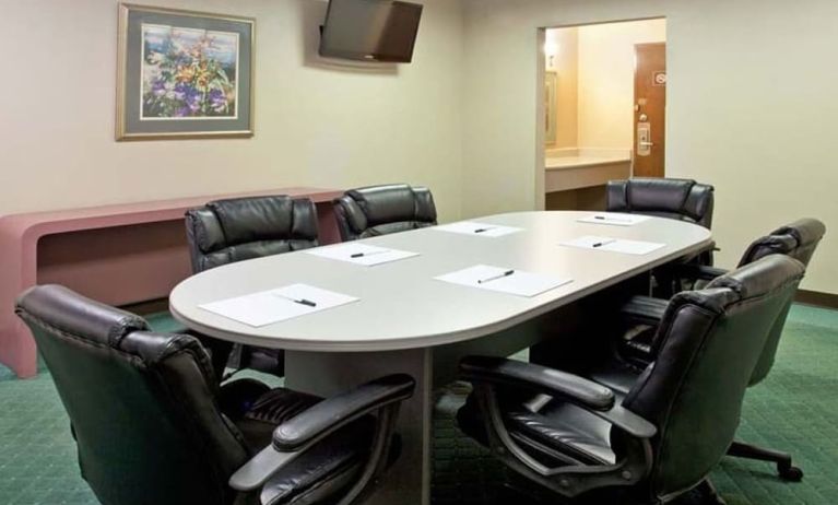 Meeting room at Norwood Inn Statefare Grounds.