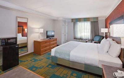 Bright and spacious day use room at Norwood Inn & Suites Merrillville.