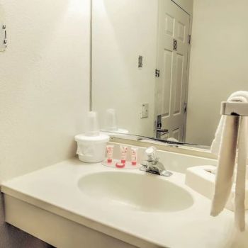 Hotel Norwood Inn And Suites Worthington image