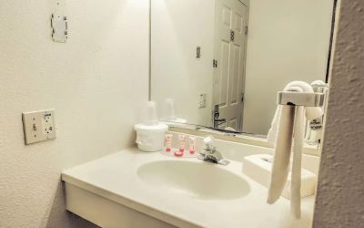 Private bathroom with free toiletries at Norwood Inn And Suites Worthington.
