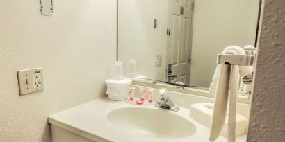 Private bathroom with free toiletries at Norwood Inn And Suites Worthington.