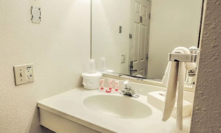 Private bathroom with free toiletries at Norwood Inn And Suites Worthington.