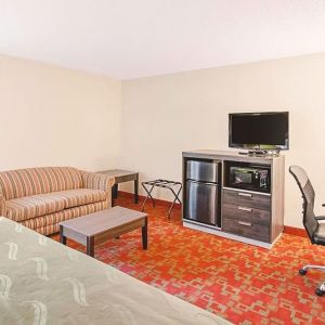 Day use room's workspace at Hotel Inn Milwaukee.