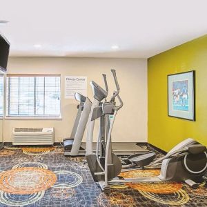 Fitness center at Hotel Inn Milwaukee.