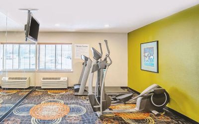 Fitness center at Hotel Inn Milwaukee.