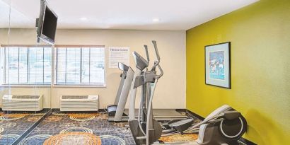 Fitness center at Hotel Inn Milwaukee.