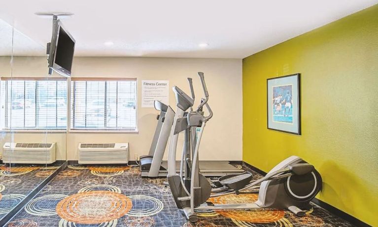 Fitness center at Hotel Inn Milwaukee.