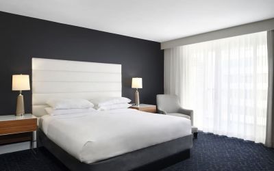 Day use room with natural light at Hotel Tampa Riverwalk.