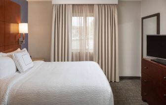 Sonesta ES Suites Nashville Brentwood guest room, featuring deluxe king bed, TV, and window.