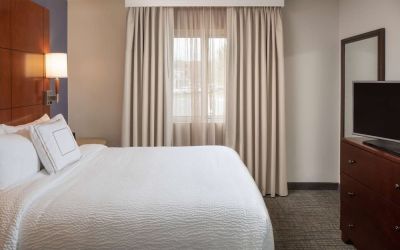 Sonesta ES Suites Nashville Brentwood guest room, featuring deluxe king bed, TV, and window.