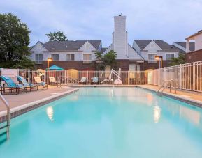 Sonesta ES Suites Cincinnati - Blue Ash’s outdoor pool is equipped with a pool lift and has numerous sun loungers nearby.