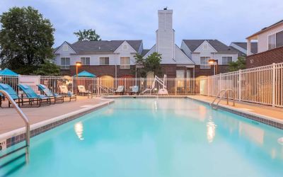 Sonesta ES Suites Cincinnati - Blue Ash’s outdoor pool is equipped with a pool lift and has numerous sun loungers nearby.