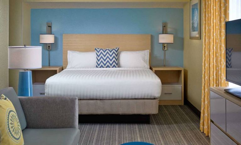 Double bed guest room in Sonesta ES Suites Cincinnati - Blue Ash, including sofa, window, and TV.
