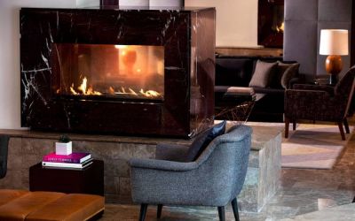 Royal Sonesta Washington DC Dupont Circle’s lobby lounge is furnished with comfortable seating, coffee tables, and a fireplace.