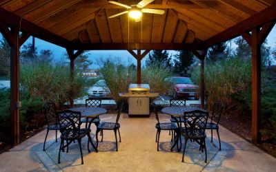 Sonesta Simply Suites Cleveland North Olmsted Airport’s gazebo has an overhead fan, barbecue, and tables and chairs.
