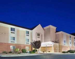 Sonesta Simply Suites Albuquerque’s exterior has clear signage and an array of well-cultivated plant life.