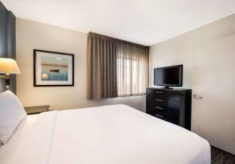 Hotel Sonesta Simply Suites Baltimore BWI Airport image