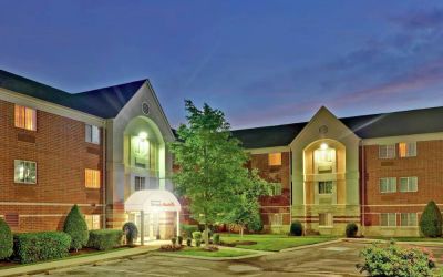 Sonesta Simply Suites Nashville Brentwood’s exterior is brightly lit and has well-tended lawns, bushes, and trees.