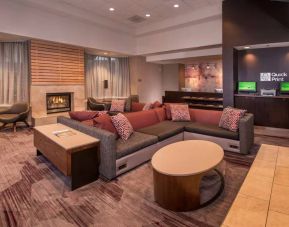 Sonesta Select Arlington Rosslyn’s lobby lounge has comfortable sofa and chair seating, coffee tables, and a fireplace.