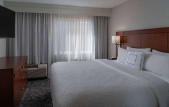 Double bed guest room in Sonesta Select Chattanooga Hamilton Place, including window and widescreen television.