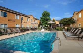 Sonesta Select Chattanooga Hamilton Place’s outdoor pool has shaded tables and chairs as well as sun loungers by the side.