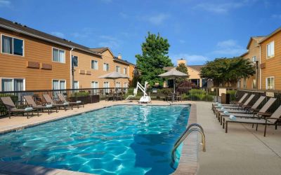 Sonesta Select Chattanooga Hamilton Place’s outdoor pool has shaded tables and chairs as well as sun loungers by the side.