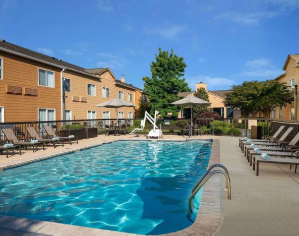 Sonesta Select Chattanooga Hamilton Place’s outdoor pool has shaded tables and chairs as well as sun loungers by the side.