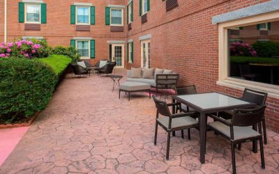 Sonesta Select Boston Lowell Chelmsford’s patio has a mix of sofa seating and chairs, plus coffee tables.
