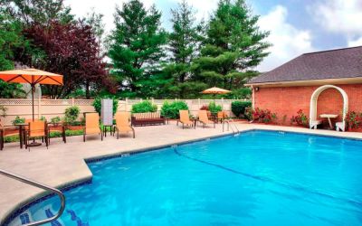 Sonesta Select Boston Danvers’ outdoor pool has sun loungers by the side, in addition to shaded tables and chairs.