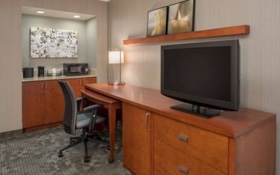 Sonesta Select Seattle Bellevue Redmond guest room workspace, featuring desk and chair, plus TV.